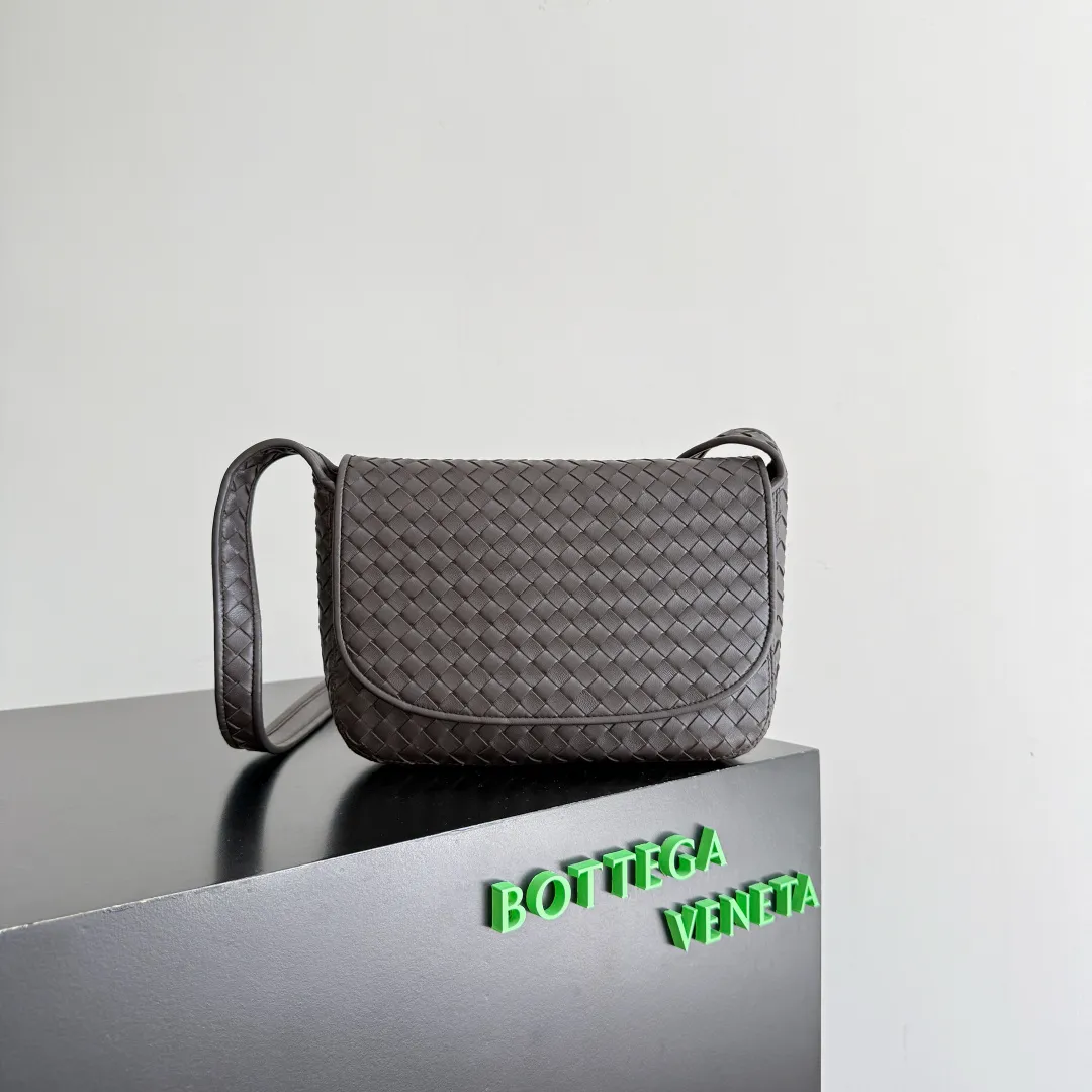 Batch 2020 BOTTEGA VENETA2025 new Veneto flip back bag has been changed from the previous zipper style to a flip design, which is safe, convenient and fashionable. The suction buckle style is also more popular among boys and girls❤️but the zipper compartment is still retained inside. It is not only comfortable, but also elegant and calm, and looks more casual. It is suitable for matching with all kinds of business and casual clothes 😊 to add casual sexiness and make the outfit more complete. The weaving process looks more old-money and retro, and it also has piping processing. Suitable for daily scenes such as shopping and commuting, comfortable and stylish! 💼 Style number: 843836 Color: black brown Size: 26*18.5*5cm